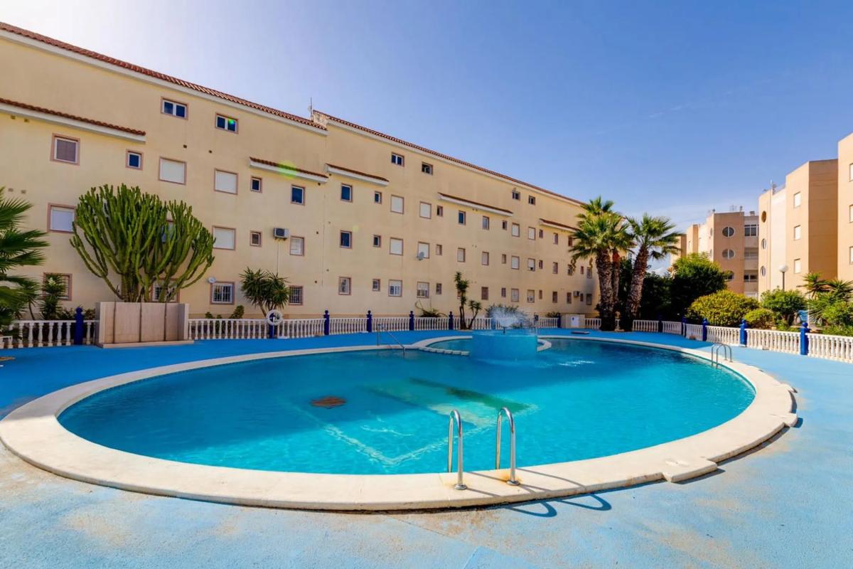 Venta de piso en Avenida Robleda, Torrevieja
photo 1