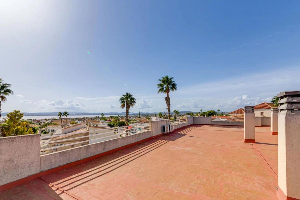 Venta de piso en Avenida Robleda, Torrevieja
photo 2