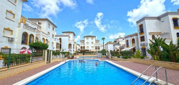 Terraced house for sale at  Calle de los Geranios s/n , Torrevieja photo 1