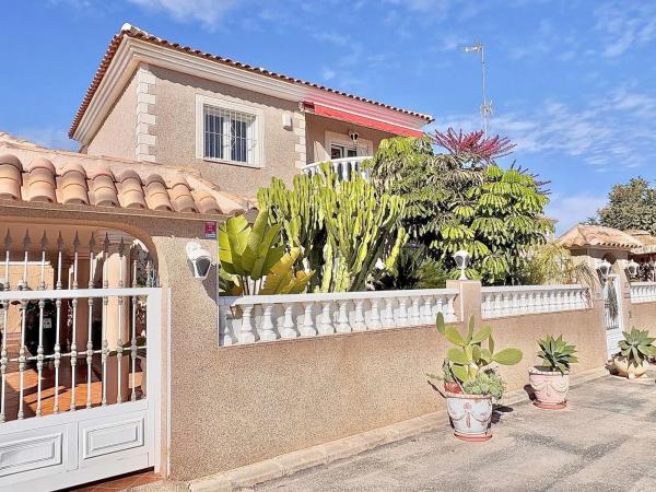 Chalet independiente en venta en Barrio Los Balcones - Los Altos del Edén, Torrevieja
thumbnail 1