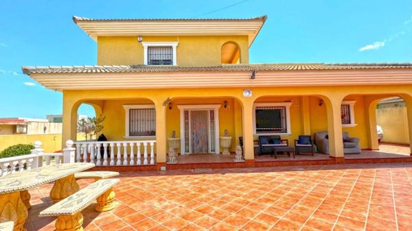 Chalet wolnostojący na sprzedaż w  Calle Levante Bal, 33, Torrevieja photo 2