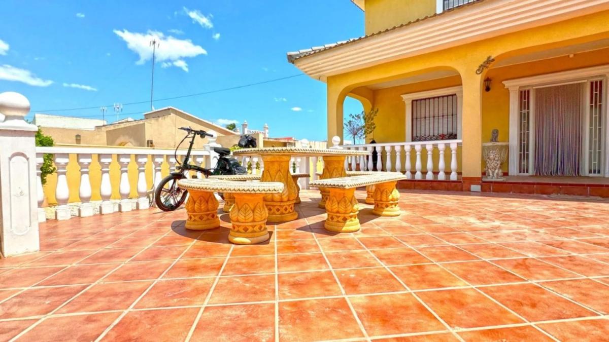 Sale of independent chalet in Calle Levante Bal, 33, Torrevieja
photo 3