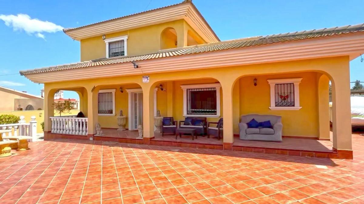 Sale of independent chalet in Calle Levante Bal, 33, Torrevieja
photo 4