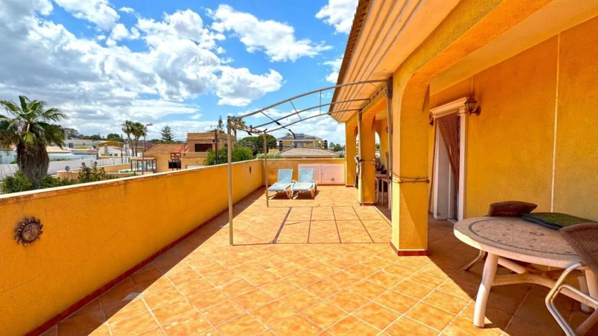 Sale of independent chalet in Calle Levante Bal, 33, Torrevieja
photo 5