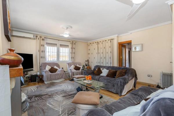 Chalet wolnostojący na sprzedaż w  Calle Raúl Ferrnandez Giménez, Torrevieja photo 1