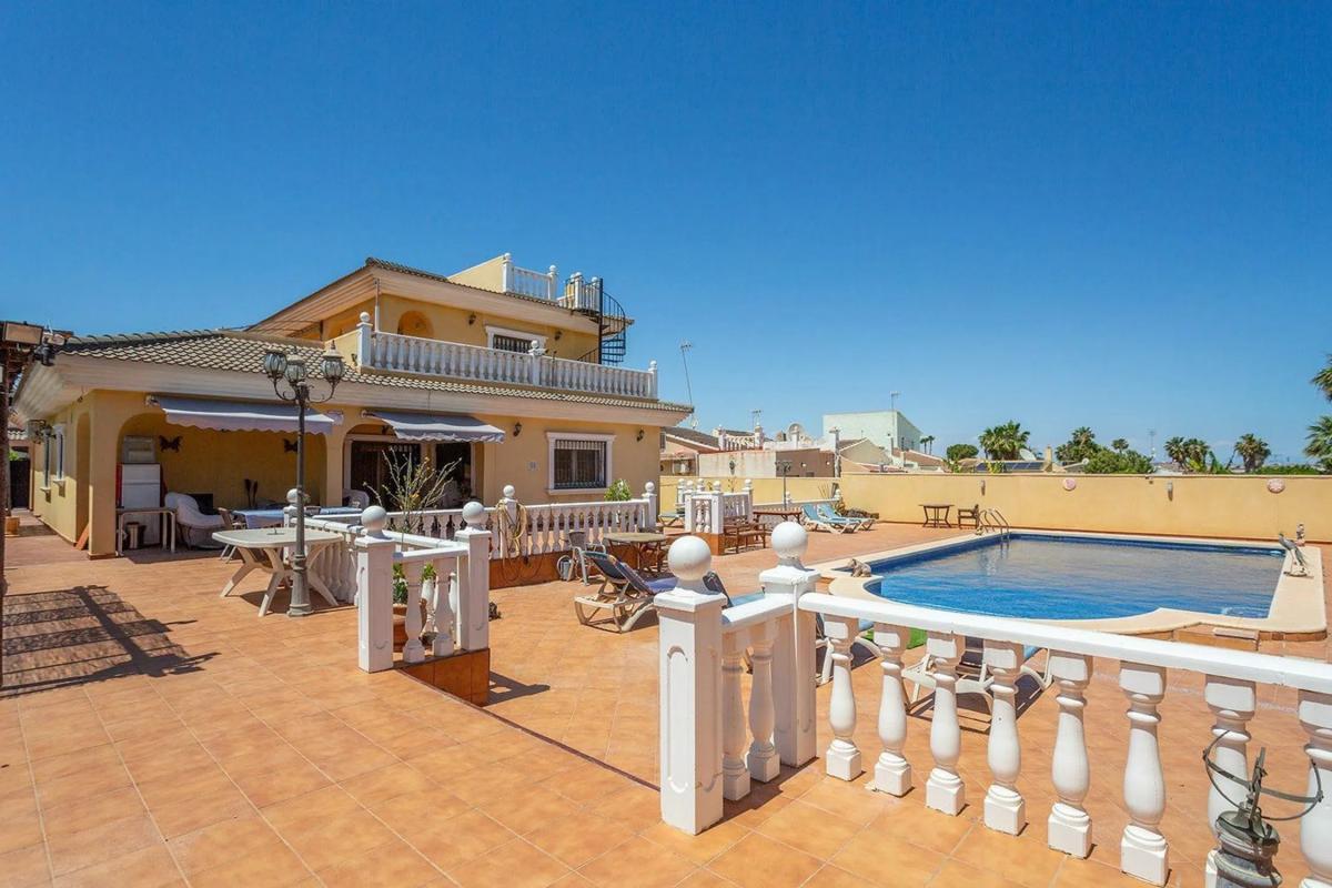 Venta de chalet independiente en Calle Raúl Ferrnandez Giménez, Torrevieja
 photo 5