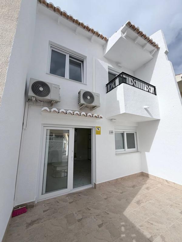 Sprzedaż szeregowego domku w  Calle Salvador Dalí, 102 , Torrevieja photo 2