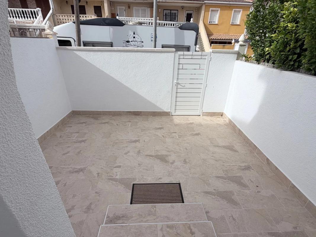 Sprzedaż szeregowego domku w  Calle Salvador Dalí, 102 , Torrevieja photo 3