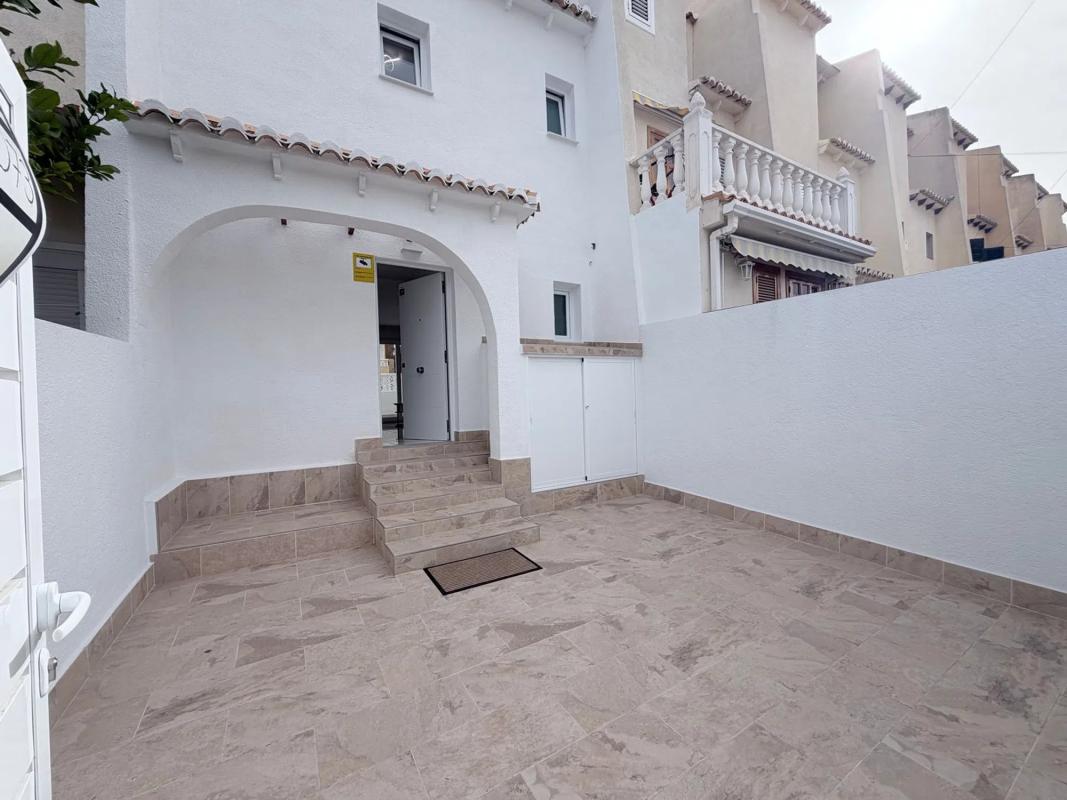 Sprzedaż szeregowego domku w  Calle Salvador Dalí, 102 , Torrevieja photo 4