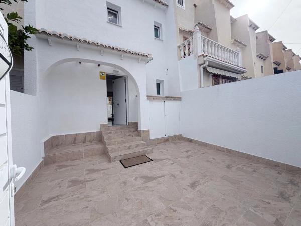 Dom szeregowy na sprzedaż w  Calle Salvador Dalí, 102 , Torrevieja photo 4