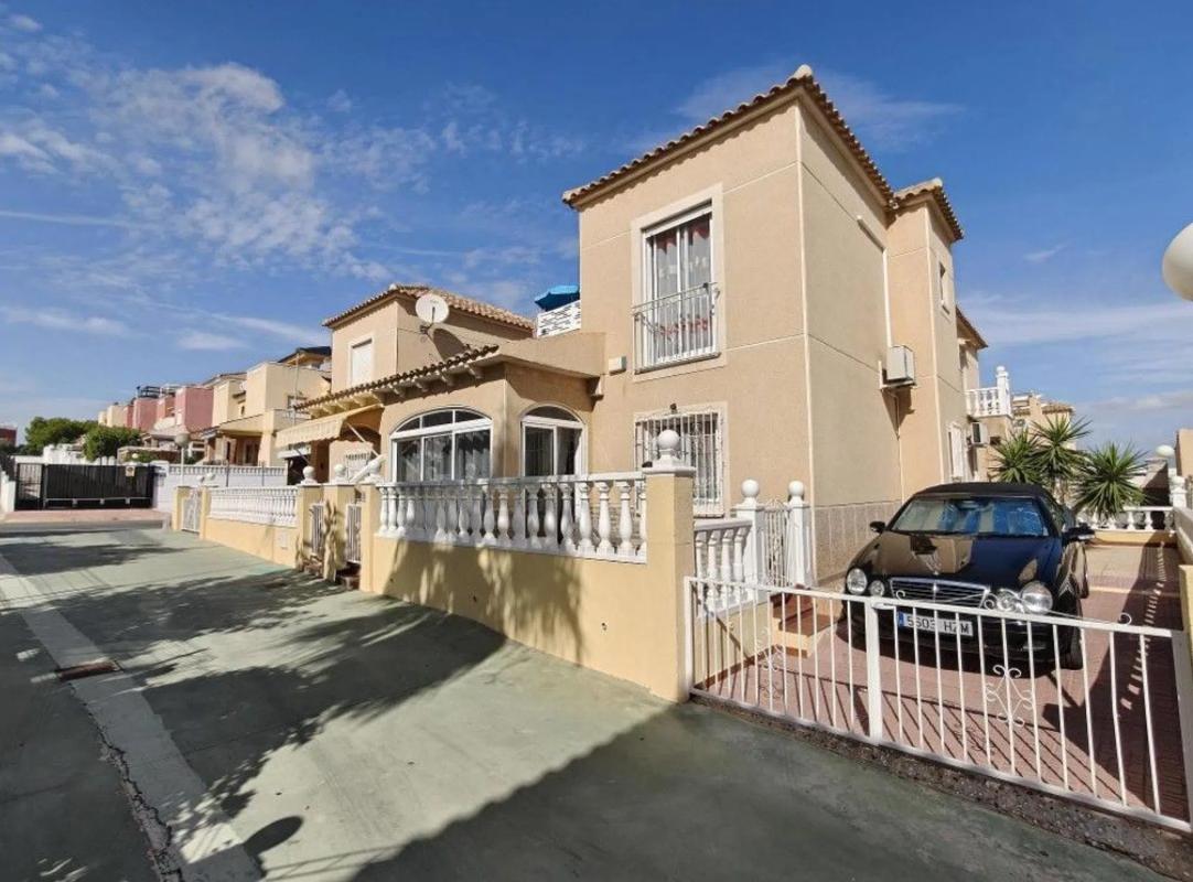 Sprzedaż szeregowego domku w  Calle Laguna Rosa , Torrevieja photo 2