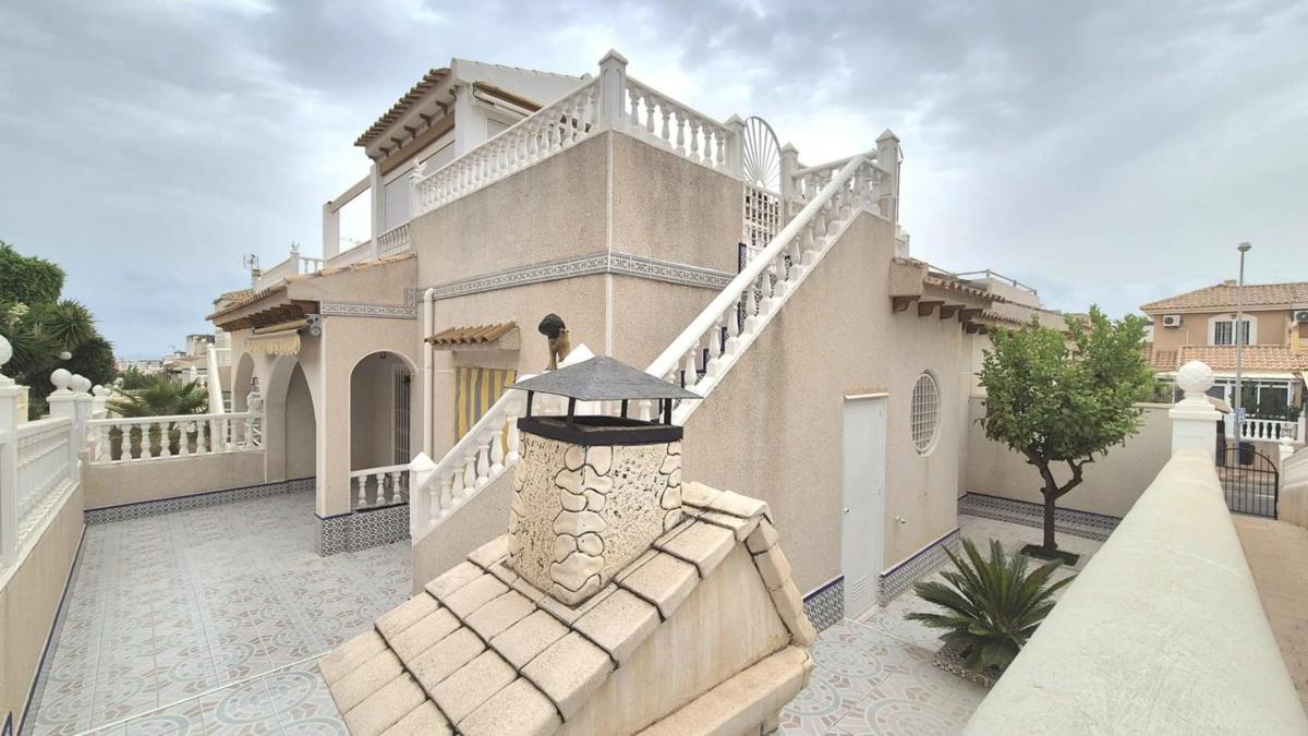 Sprzedaż szeregowego domku w  Calle Moncayo, 27 , Torrevieja photo 2