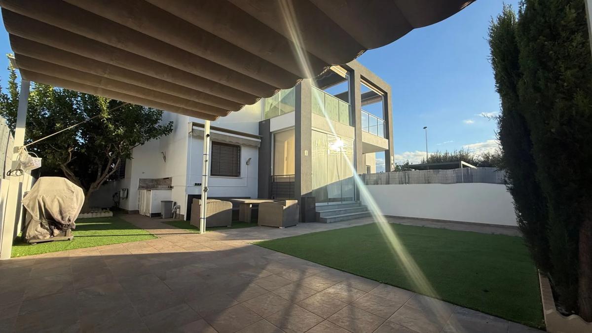 Sprzedaż szeregowego domku w  AV TENERIFE , Torrevieja photo 2