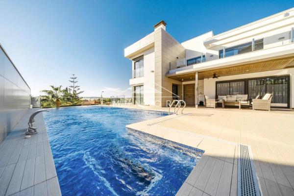 Chalet wolnostojący na sprzedaż w  Barrio Aguas Nuevas, Torrevieja photo 1