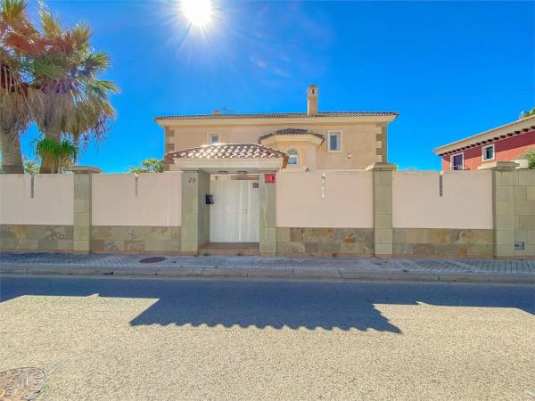 Chalet wolnostojący na sprzedaż w  Calle Levante, Torrevieja photo 3