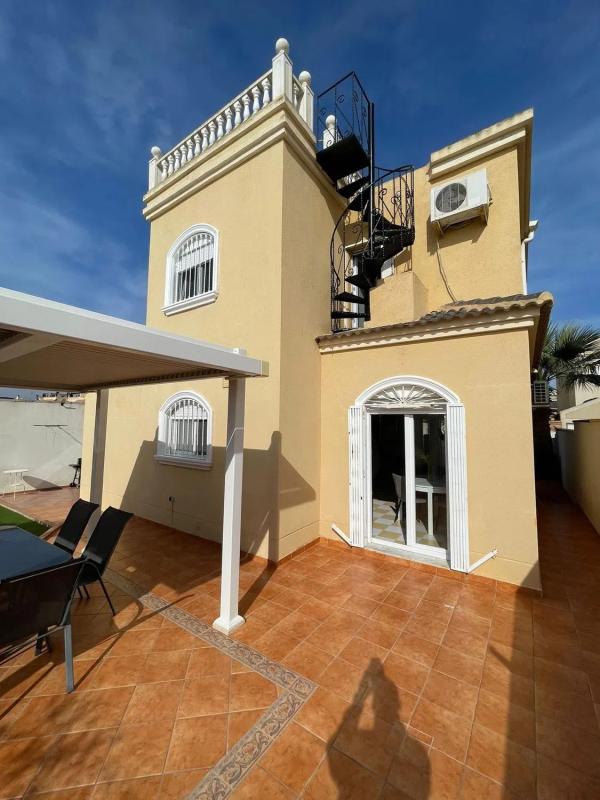Venta de chalet independiente en Calle Alborán, Torrevieja
photo 1