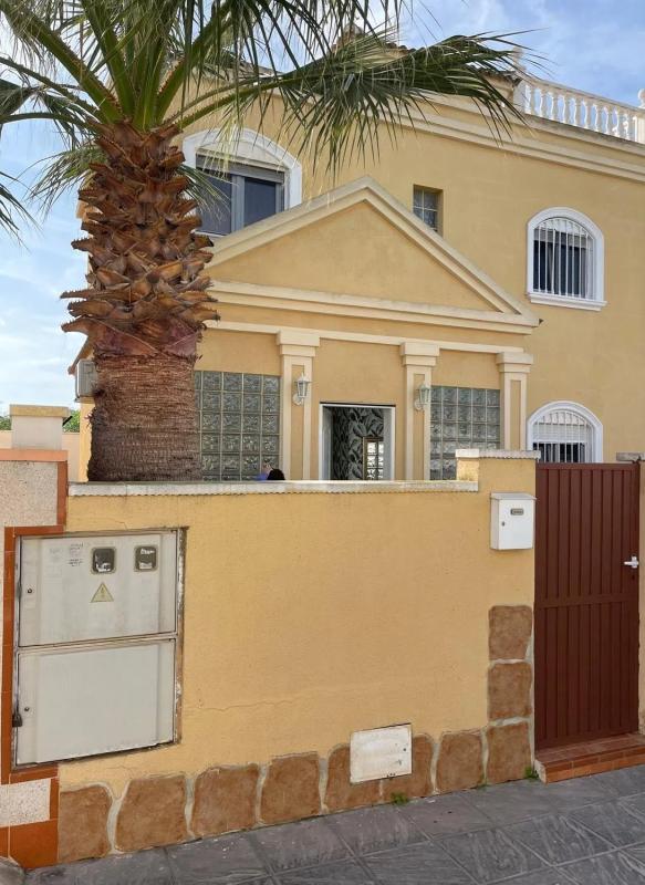 Venta de chalet independiente en Calle Alborán, Torrevieja
photo 2