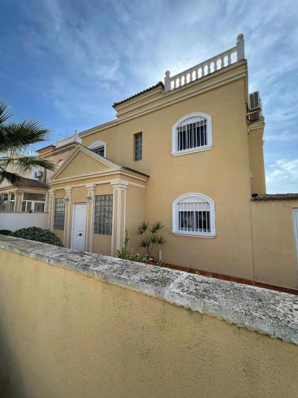 Venta de chalet independiente en Calle Alborán, Torrevieja
photo 3