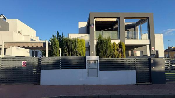 Chalet wolnostojący na sprzedaż w  Avenida Tenerife, Torrevieja photo 2