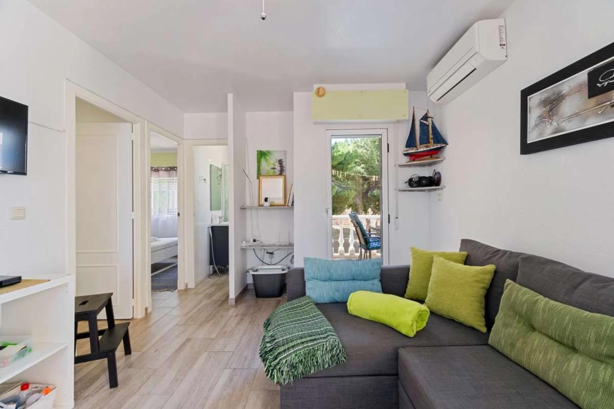 Sale of independent chalet in Calle Islas Hormigas, Torrevieja
photo 1