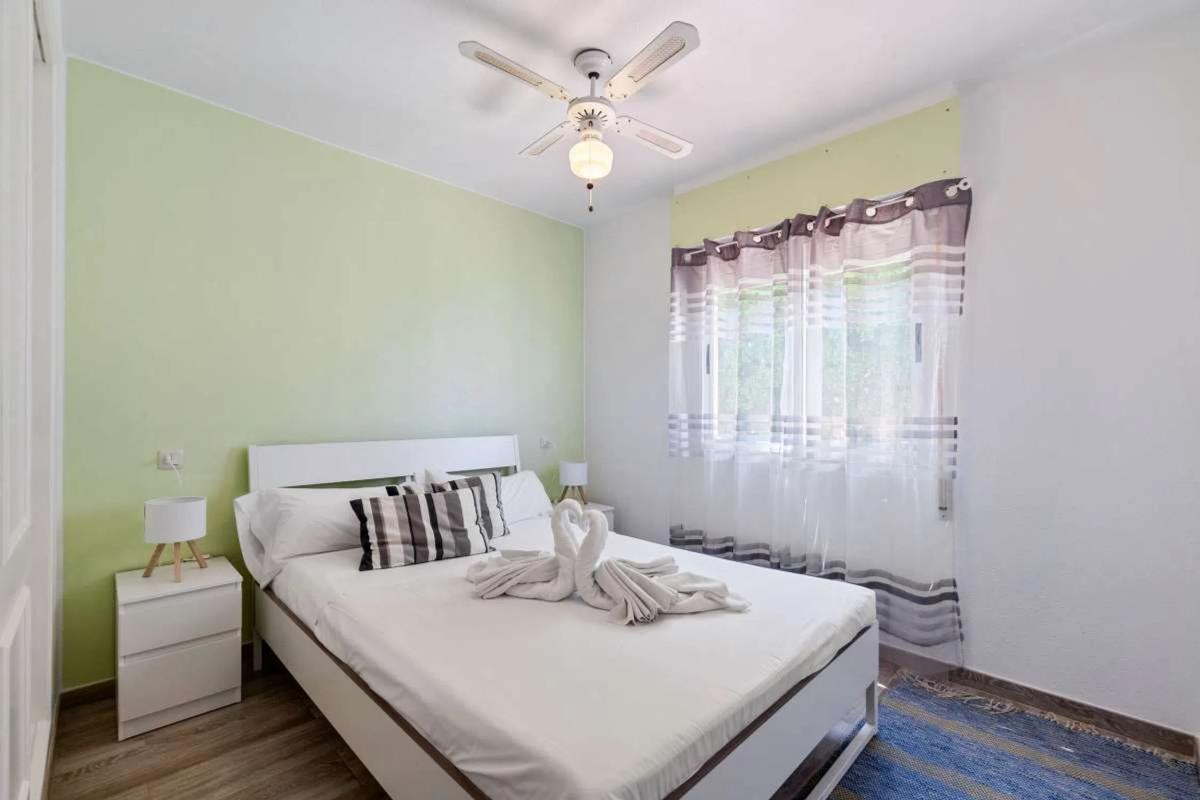 Sale of independent chalet in Calle Islas Hormigas, Torrevieja
photo 2