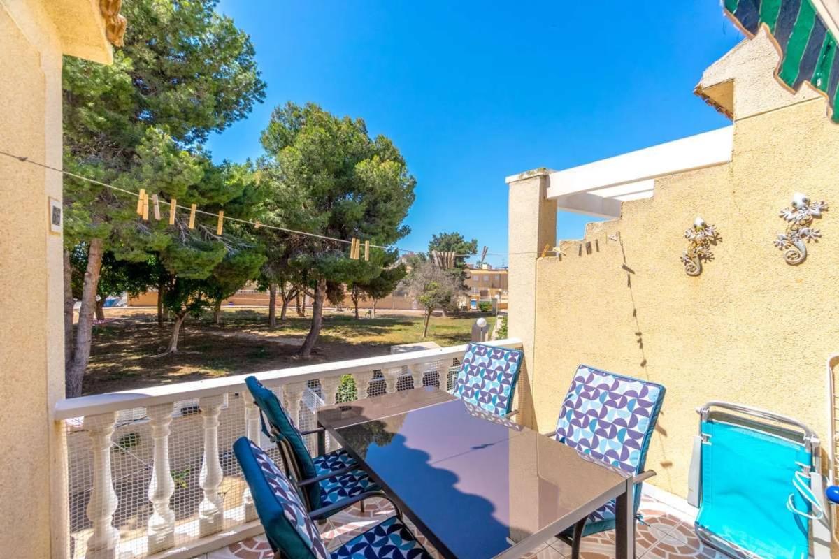 Sale of independent chalet in Calle Islas Hormigas, Torrevieja
photo 5