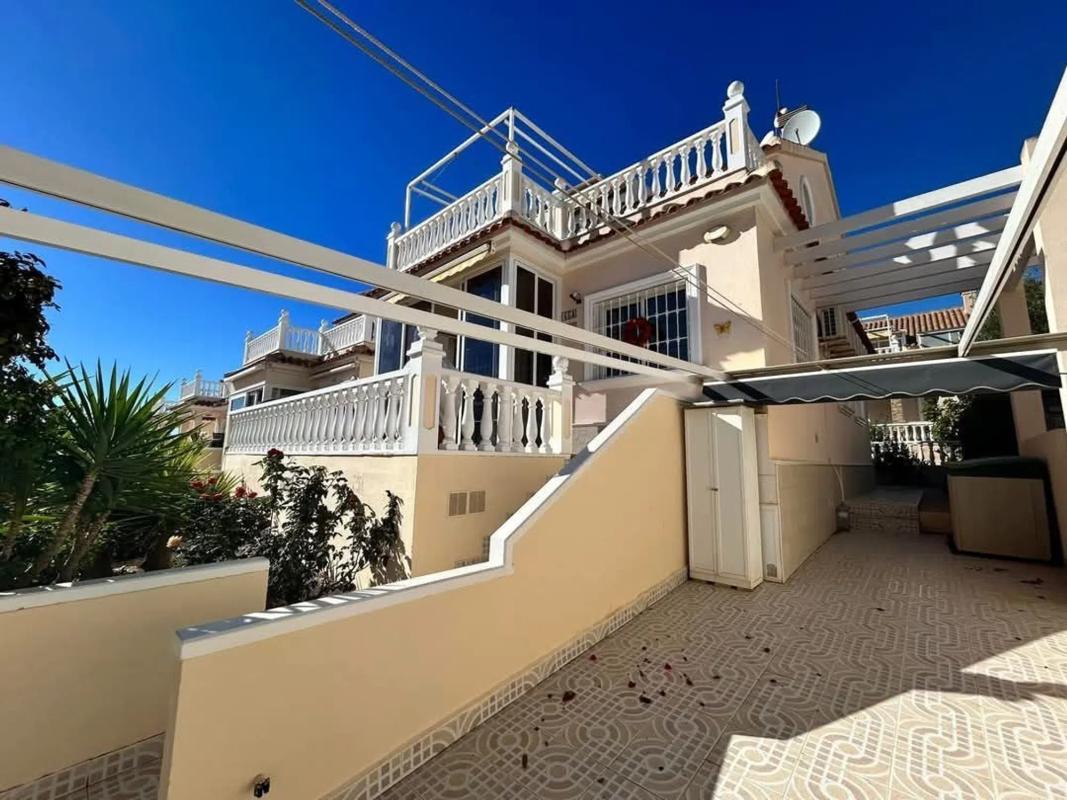 Sprzedaż niezależnego domku jednorodzinnego w Calle Lebeche, 32, Torrevieja photo 2
