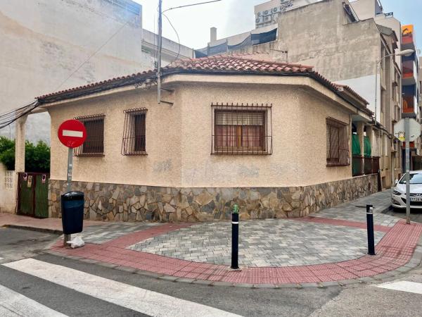 Independent chalet for sale in Calle Arquitecto Larramendi, 14, Torrevieja
 photo 1