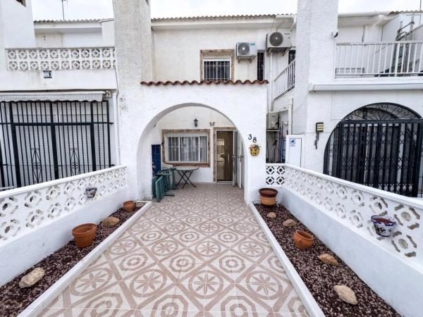 Dom szeregowy na sprzedaż w  Calle la Barraca , Torrevieja photo 1