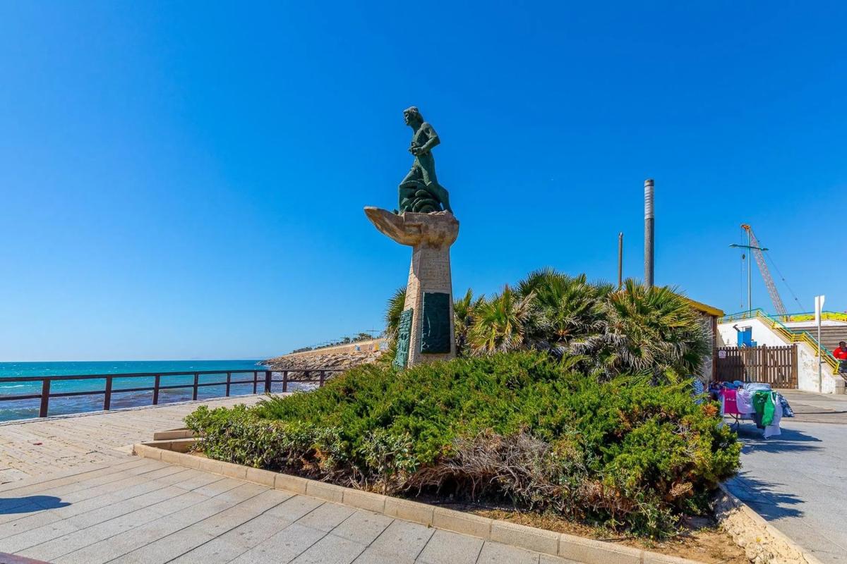 Venta de piso en Calle Zoa, Torrevieja
photo 2
