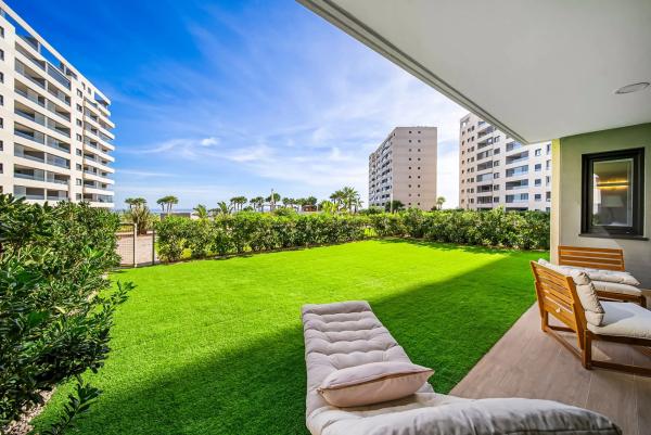 Piso en venta en Calle Ciclon, Torrevieja
photo 1