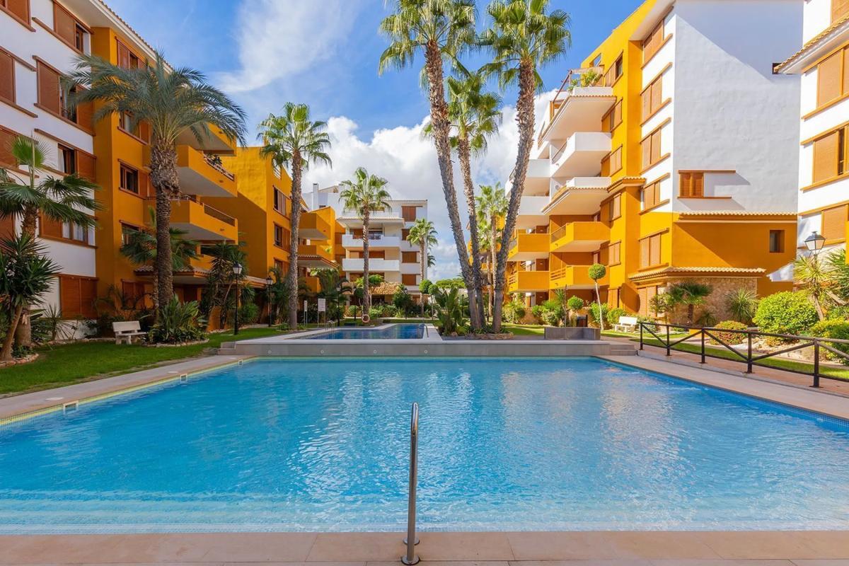 Sale of apartment in Calle Ciclón, 2, Torrevieja
photo 1