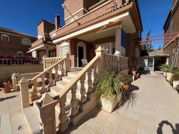 Casa independiente en calle Onil photo 1