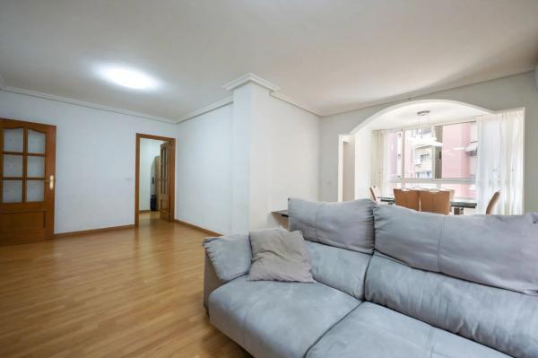 Apartment for sale in Calle de la Primavera, Alicante thumbnail 2