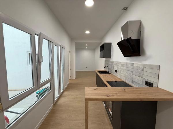 Apartment for sale in  Barrio Carolinas Altas, Alicante photo 4