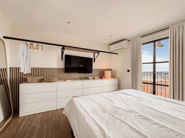 Chalet independiente en venta en Barrio Casco Histórico-Santa Cruz, Alicante / Alacant
 photo 1