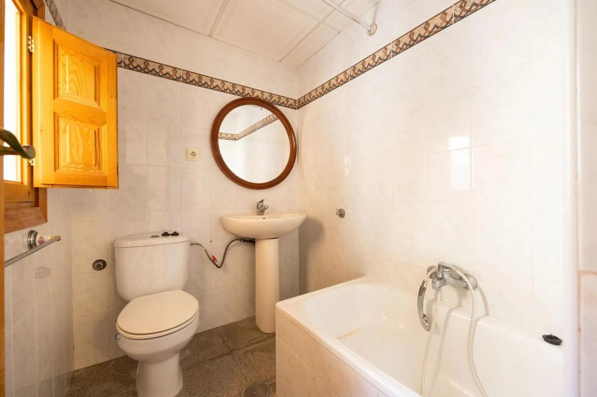 Sale of independent chalet in Calle de Mossen Fenollar, Alicante
 photo 3