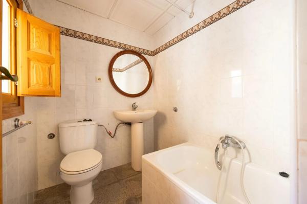 Chalet independiente en venta en Calle de Mossen Fenollar, Alicante / Alacant
 photo 3