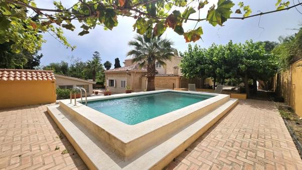 Chalet independiente en venta en Barrio Vistahermosa, Alicante / Alacant
 photo 1