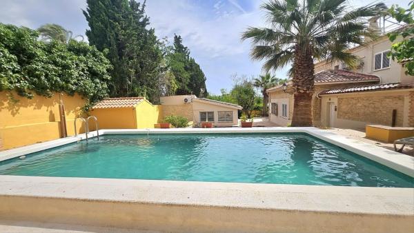 Chalet independiente en venta en Barrio Vistahermosa, Alicante / Alacant
 photo 2