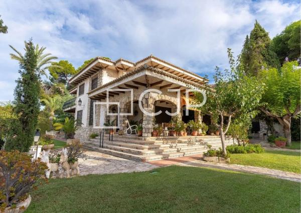 Chalet independiente en venta en Avenida Albufereta, 36, Alicante / Alacant
thumbnail 1