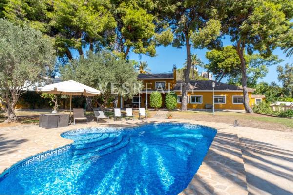 Chalet independiente en venta en Barrio Vistahermosa, Alicante / Alacant
photo 1