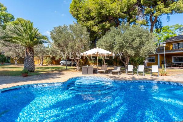 Chalet independiente en venta en Barrio Vistahermosa, Alicante / Alacant
thumbnail 2