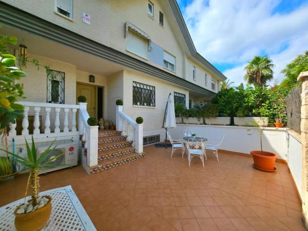 Chalet adosado en venta en Avenida Pintor Pérez Gil, 33 , Alicante / Alacant thumbnail 2