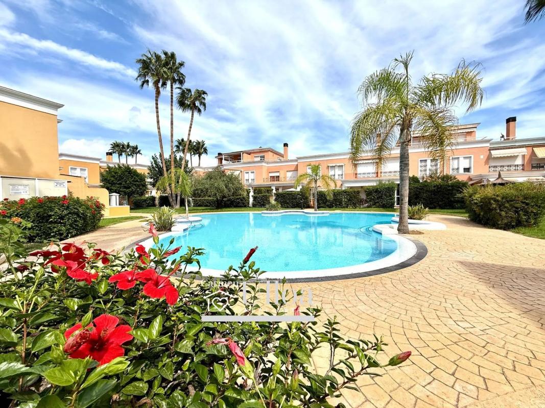 Sale of townhouse in  Avenida Pintor Pérez Gil , Alicante photo 2