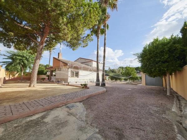 Independent chalet for sale in Calle Vial Flora de España, Alicante
photo 1