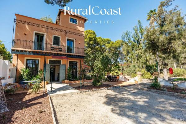 Independent chalet for sale in Calle Músic Carlos Cosmen, Alicante
 photo 1