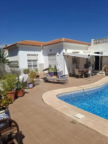 Independent chalet for sale in Barrio Juan XXIII, Alicante
 photo 1