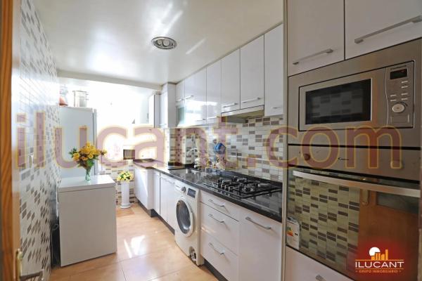 Piso en venta en Barrio Colonia Requena - Virgen del Carmen, Alicante / Alacant
thumbnail 1