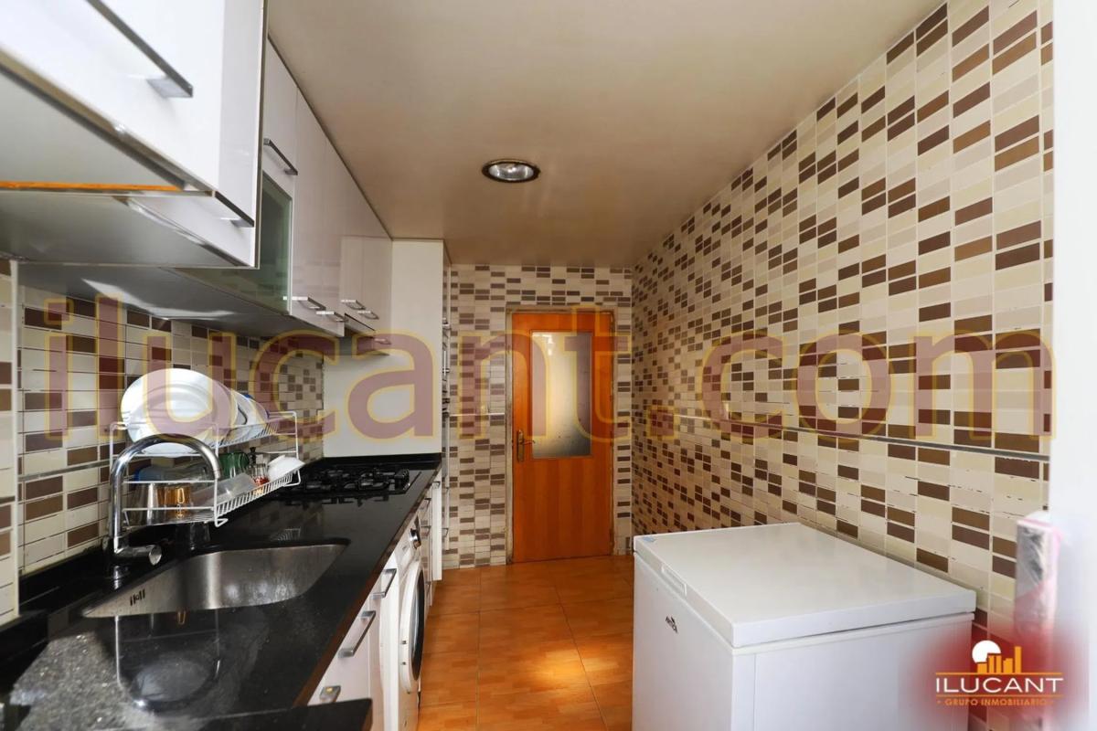 Venta de piso en Barrio Colonia Requena - Virgen del Carmen, Alicante / Alacant
photo 3
